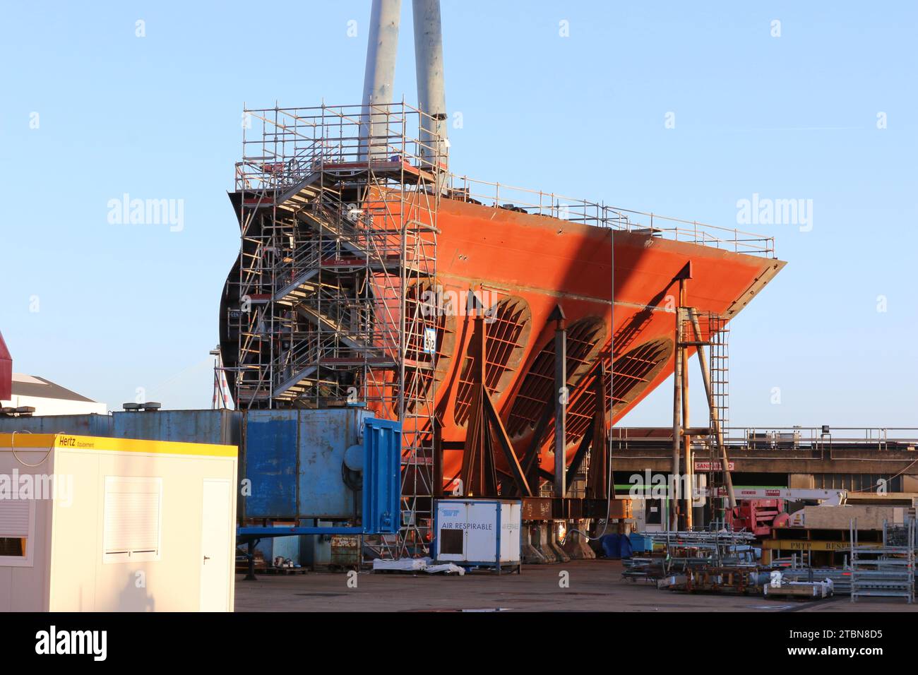 Propulsori tunnel navi da crociera blocco scafo prefabbricato, costruzione di navi nel cantiere navale St Nazaire Chantiers de l'Atlantique, processo di costruzione navale Foto Stock