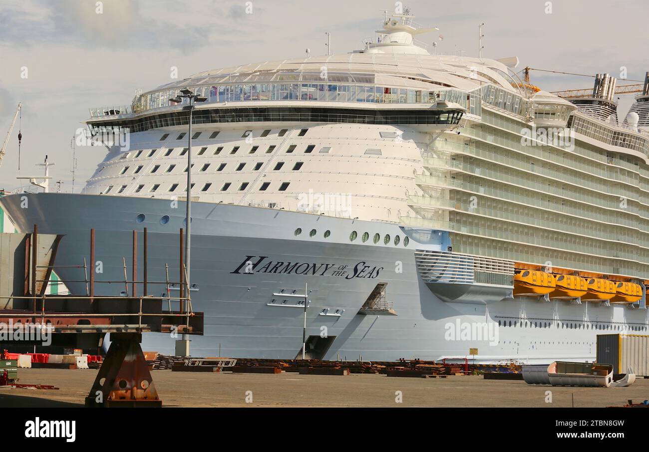 Royal Caribbean Cruise Harmony of the Seas, una delle navi da crociera più grandi del mondo, in costruzione nel cantiere navale Chantiers de l'Atlantique, St Nazaire Foto Stock