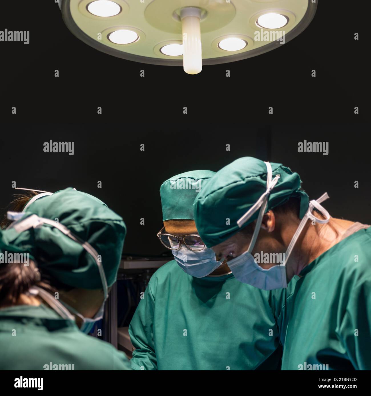 Squadra medica che esegue un intervento chirurgico in sala operatoria. Foto Stock