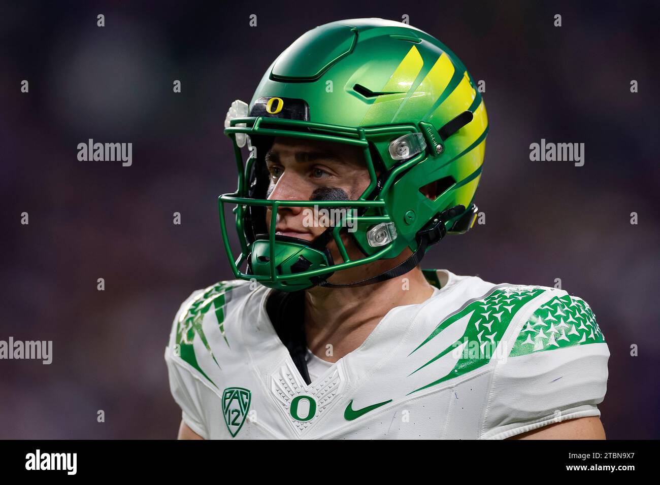 Il quarterback degli Oregon Ducks Bo Nix (10) reagisce durante la gara di PAC-12 Championship contro i Washington Huskies, venerdì 1 dicembre 2023, ad Allegiant Foto Stock