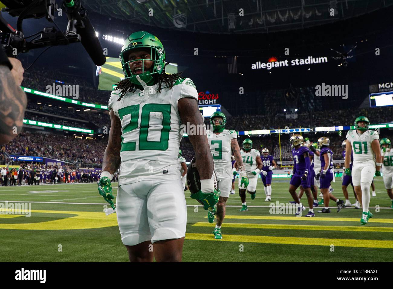 Il running back degli Oregon Ducks Jordan James (20) festeggia un touchdown durante la gara di PAC-12 Championship contro i Washington Huskies, venerdì, dicembre Foto Stock