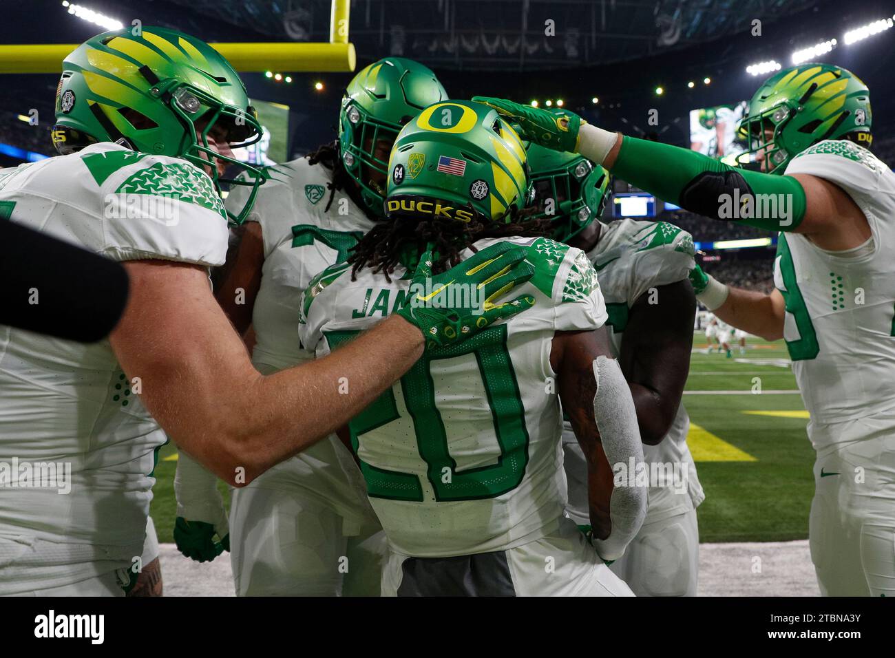 Il running back degli Oregon Ducks Jordan James (20) festeggia un touchdown durante la gara di PAC-12 Championship contro i Washington Huskies, venerdì, dicembre Foto Stock