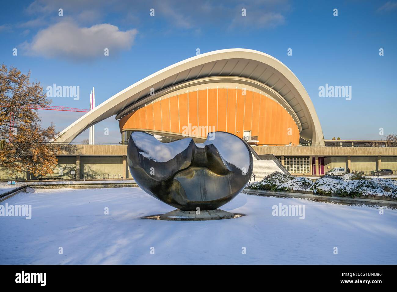 Winter, Schnee, Henry Moore: Large Divided oval Butterfly, Haus der Kulturen der Welt, John-Foster-Dulles-Allee, Tiergarten, Berlino, Deutschland Foto Stock