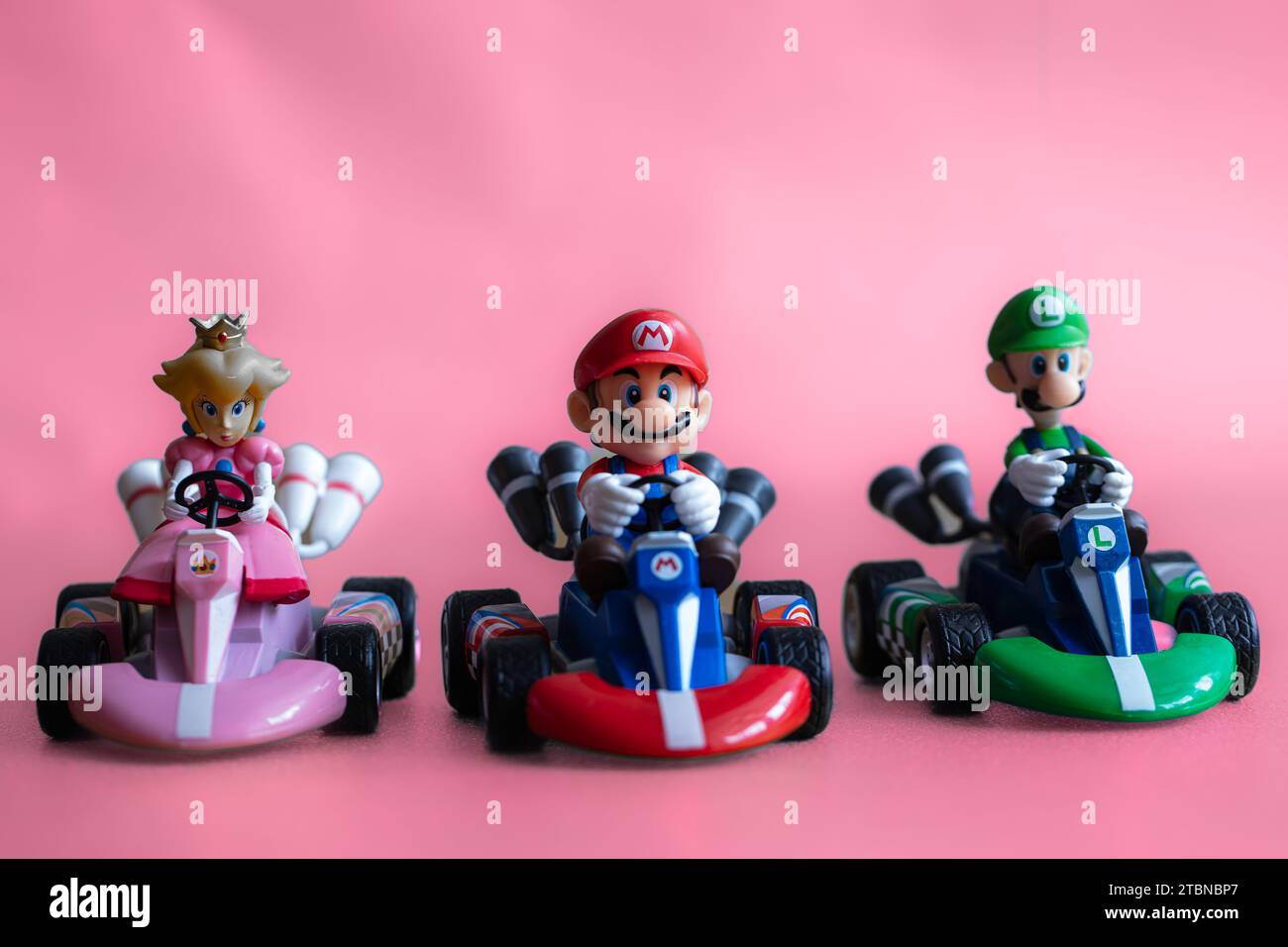 Leopoli, Ucraina - 7 dicembre 2023: Super Mario, Luigi e Principessa in kart - giocattolo da corsa Foto Stock