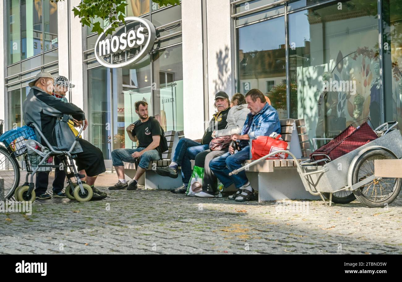 Menschen, Pause, Bank, AM Markt, Fürstenwalde, Landkreis Oder-Spree, Brandeburgo, Deutschland +++ NESSUN MODELLO DISPONIBILE!!! Foto Stock