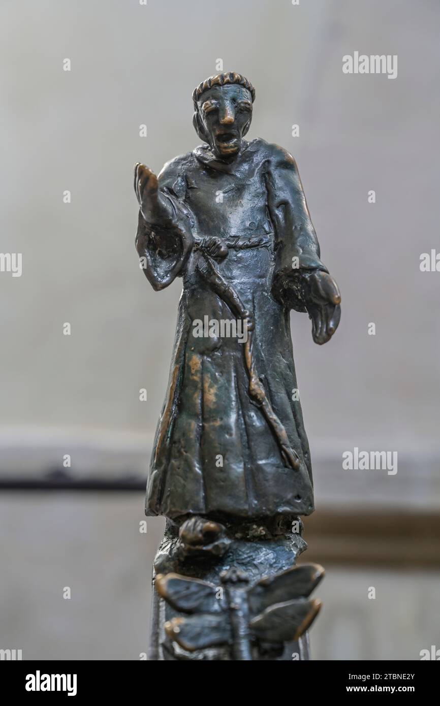 Mönch, Bronzefigur, Handlauf, Treppengeländer von Heinrich Apel, Dom St Peter und Paul, Naumburg, Sachsen-Anhalt, Deutschland Foto Stock