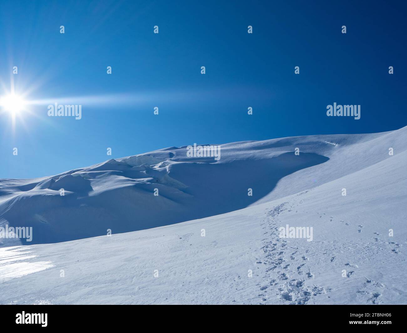 SaaS-Fee, Svizzera - 16 giugno 2023: Foodprints nella neve che porta verso la vetta dello Strahlhorn Foto Stock