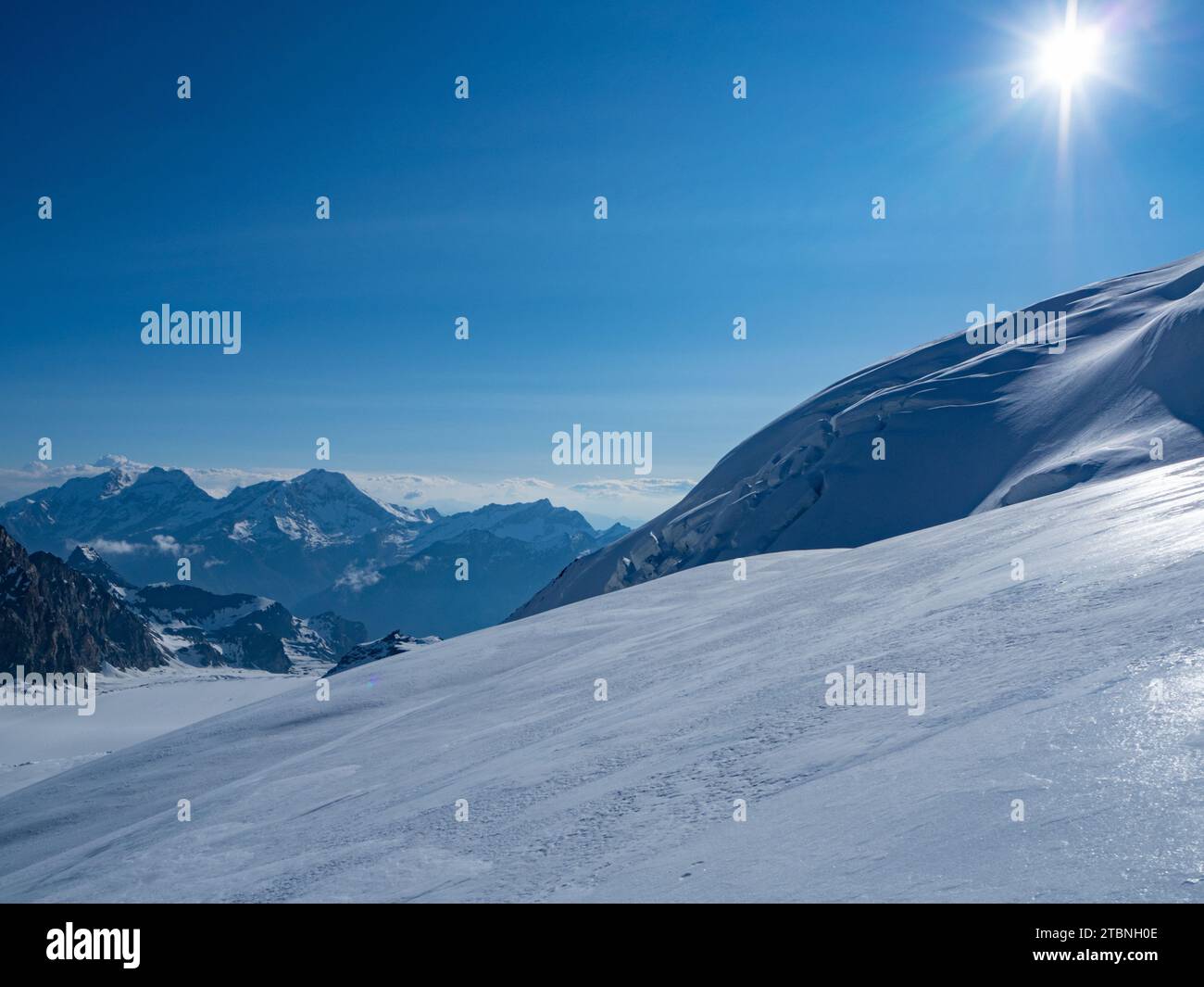 SaaS-Fee, Svizzera - 16 giugno 2023: Paesaggio del ghiacciaio al sole del mattino vicino alla vetta dello Strahlhorn. Foto Stock