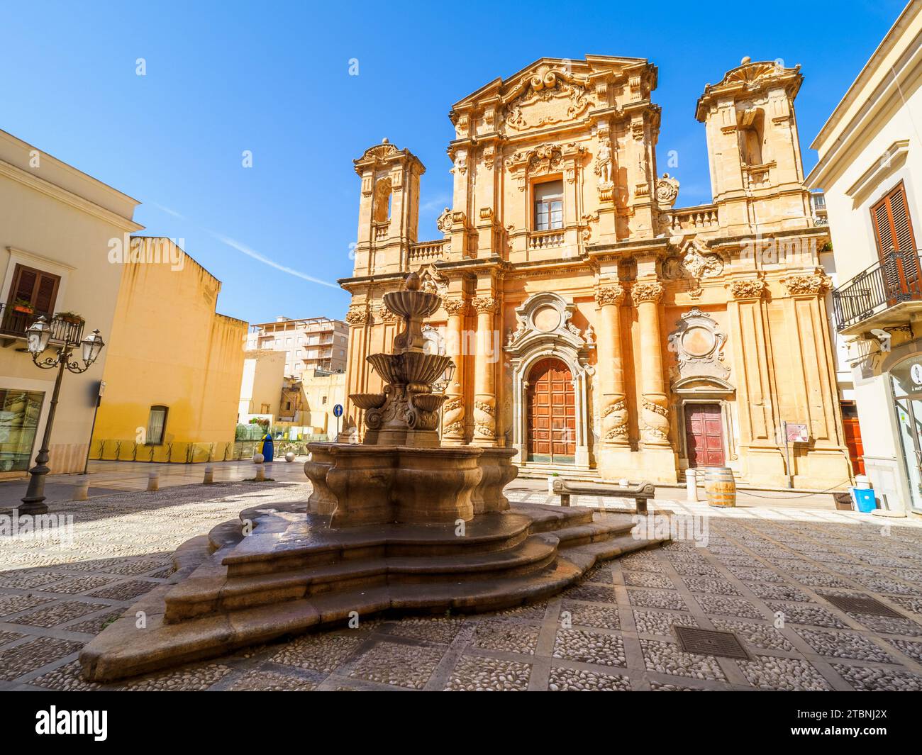 Chiesa del Purgatorio e monumentale fontana settecentesca - Marsala, Sicilia, Italia Foto Stock