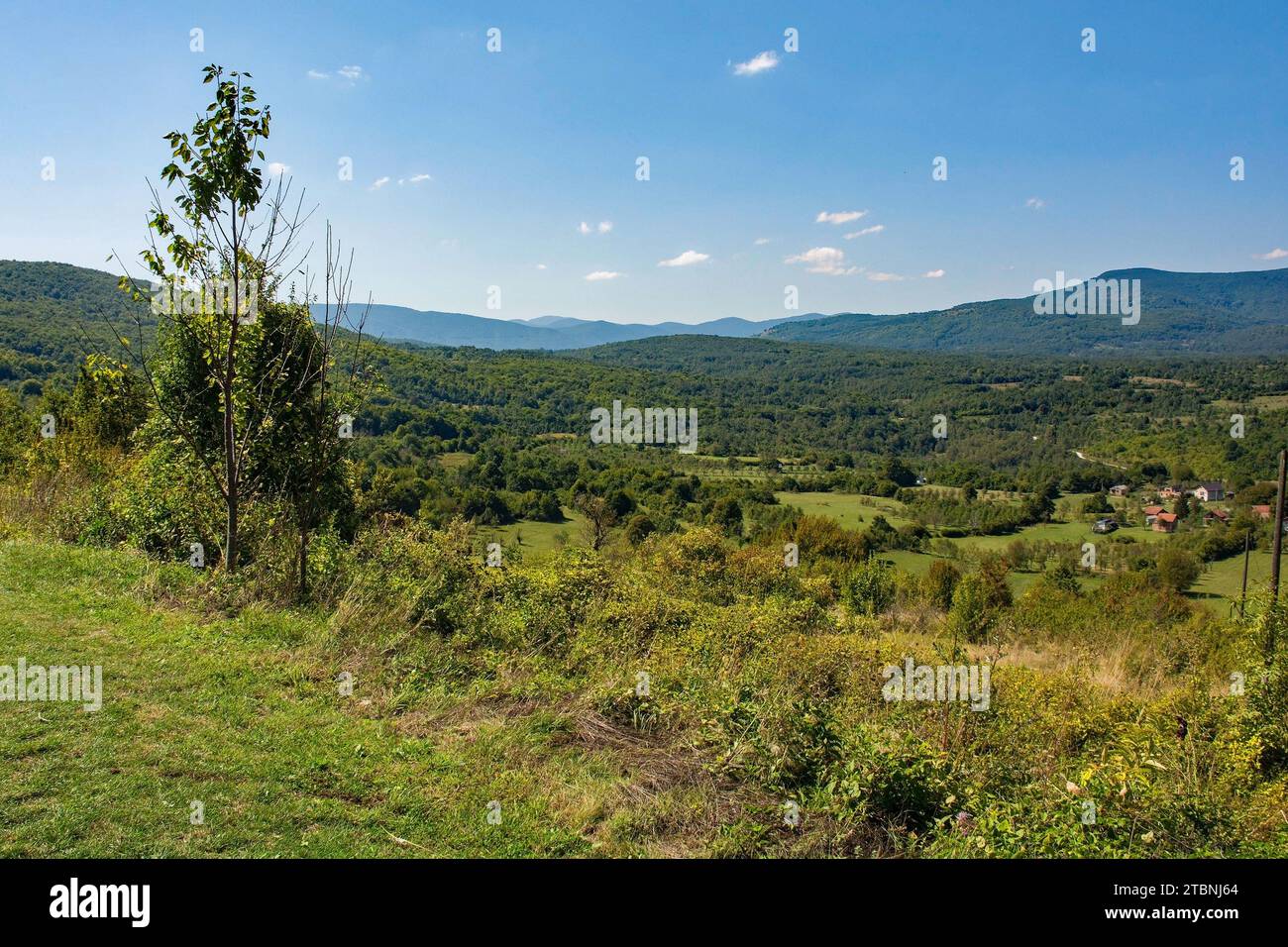 Il paesaggio estivo intorno al Castello di Ostrovica si affaccia sul villaggio di Kulen Vakuf nel Parco Nazionale di una. Una-sana Canton, Bosnia. Inizio settembre Foto Stock