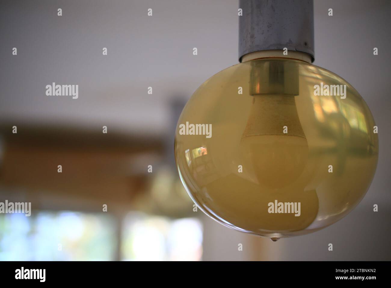 Recipiente di vetro di una lampada da soffitto riempito a causa di danni causati dall'acqua. Foto Stock