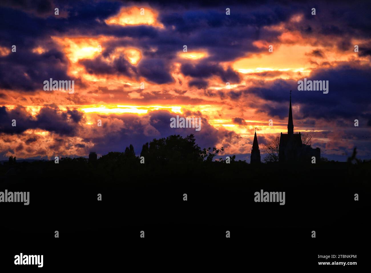 Suggestivo paesaggio nuvoloso serale su Hannover con la silhouette della chiesa. Foto Stock