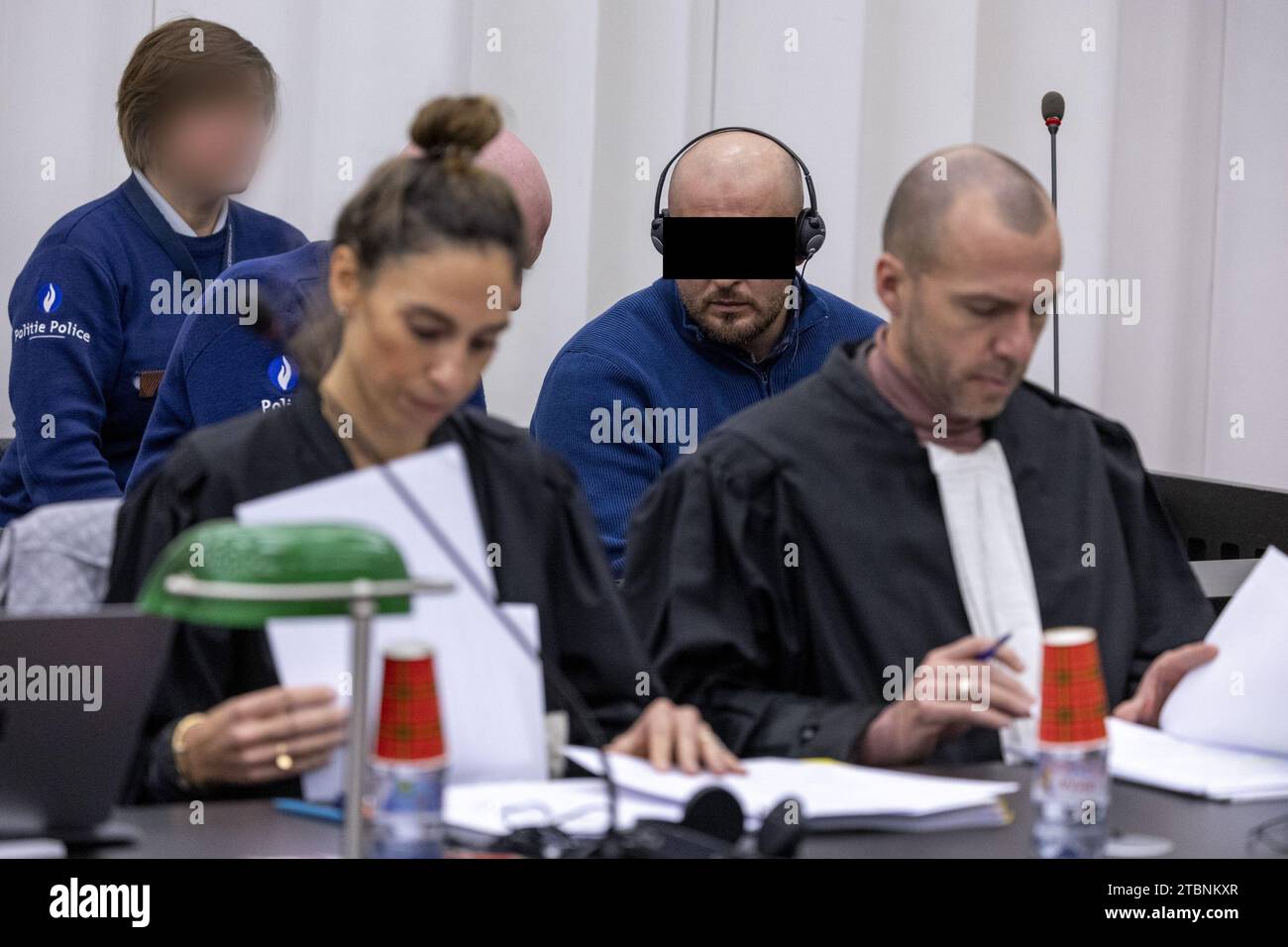 Gent, Belgio. 8 dicembre 2023. Accusato Murati Armando nella foto durante la sessione costitutiva della giuria per il processo di Hotaj e Murati, davanti alla Corte d'Assise delle Fiandre orientali a Gent venerdì 08 dicembre 2023. Due uomini albanesi, Hotaj e Murati, sono accusati di aver ucciso il loro connazionale Festim Kalaj, in una pianta di cannabis a Zwalm, nel 2019. Il suo corpo è stato recuperato dal Ringvaart a Lievegem 10 giorni dopo essere stato ucciso. BELGA PHOTO NICOLAS MAETERLINCK Credit: Belga News Agency/Alamy Live News Foto Stock