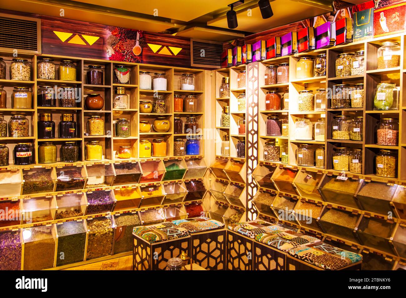 Negozio di articoli da regalo con oli e spezie. Cultura e tradizioni dell'Egitto. Assuan, Egitto - 18 ottobre 2023. Foto Stock