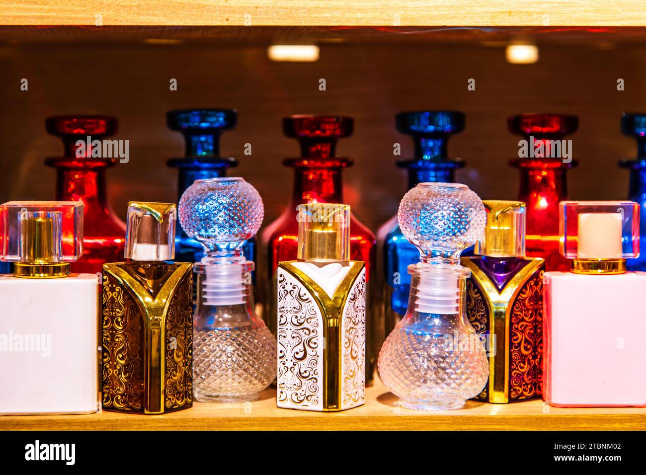 Negozio di articoli da regalo con oli e spezie. Cultura e tradizioni dell'Egitto. Assuan, Egitto - 18 ottobre 2023. Foto Stock
