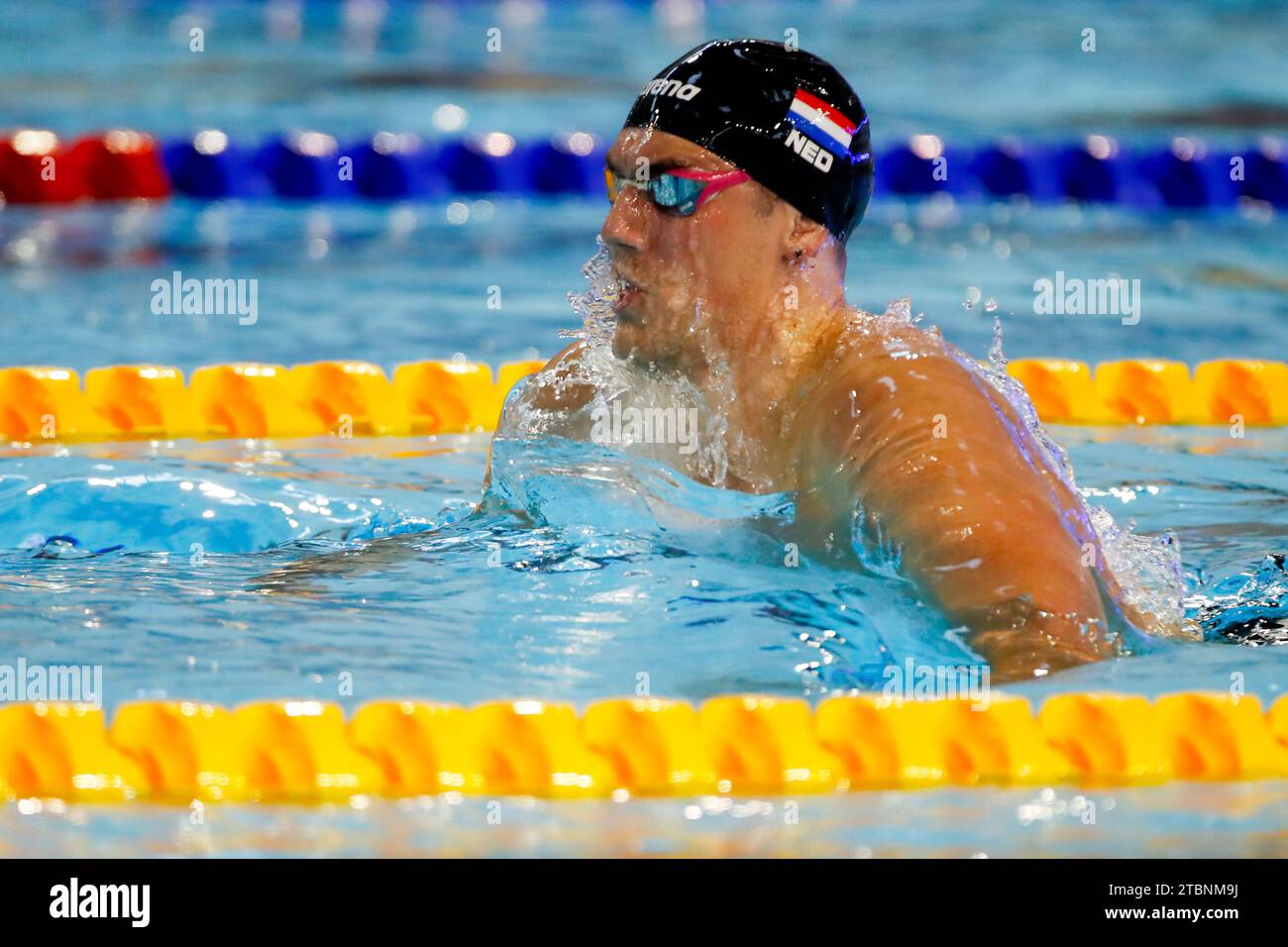 Otopeni, Romania. 8 dicembre 2023. OTOPENI, ROMANIA - 8 DICEMBRE: Caspar Corbeau dei Paesi Bassi gareggia nei 200 m breaststroke maschile durante i campionati europei di nuoto a corto raggio 2023 l'8 dicembre 2023 a Otopeni, Romania. (Foto di Nikola Krstic/BSR Agency) credito: BSR Agency/Alamy Live News Foto Stock