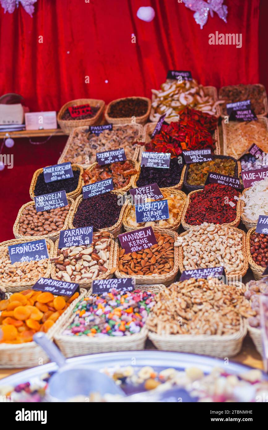 Rosenheim, Germania - 3 dicembre 2023: Una selezione di frutta secca e frutta secca al mercatino di Natale di Rosenheim Foto Stock