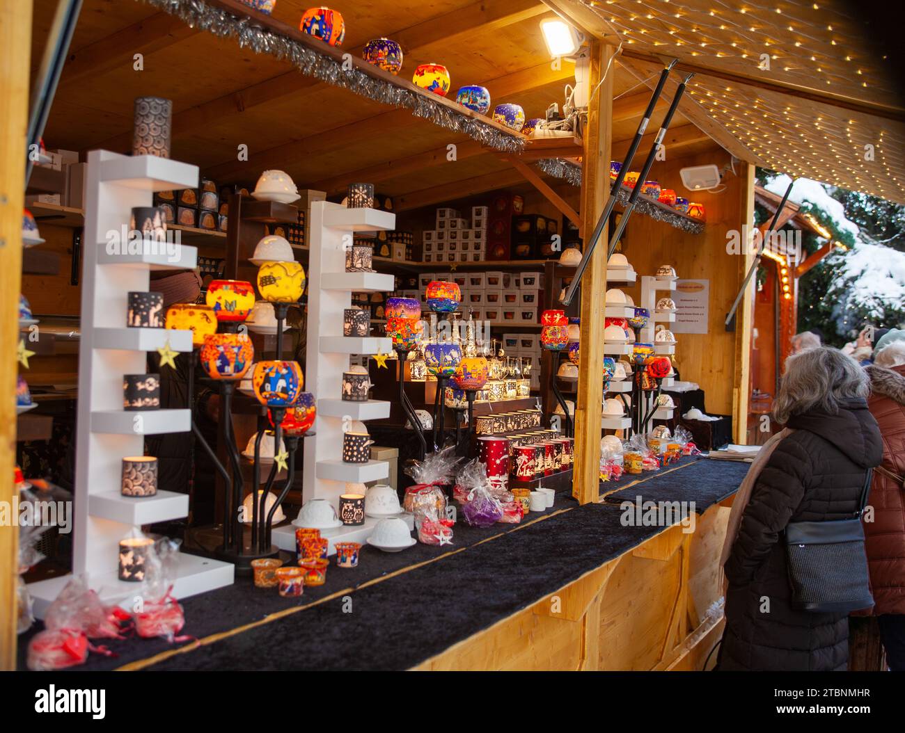 Rosenheim/Germania/Baviera-3 dicembre: Stand con lanterne colorate al mercatino di Natale di Rosenheim Foto Stock