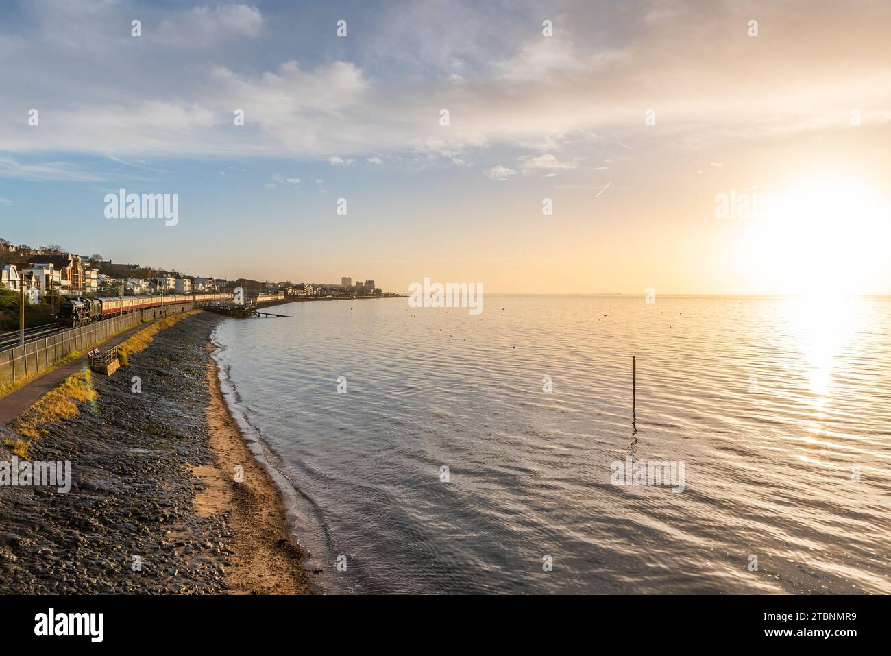 Chalkwell, Southend on Sea, Essex, Regno Unito. 8 dicembre 2023. Un treno speciale a vapore è partito da Southend on Sea a Winchester, gestito dall'operatore di escursioni Steam Dreams e trainato dalla classe LMS Stanier 5 4-6-0 «Black Five» 45231, denominata Sherwood Forester. 45231 fu costruito nel 1936 e servito sulle British Railways fino al 1968. Il percorso ha preso il treno sulle linee C2C lungo l'estuario del Tamigi qui a Chalkwell Foto Stock