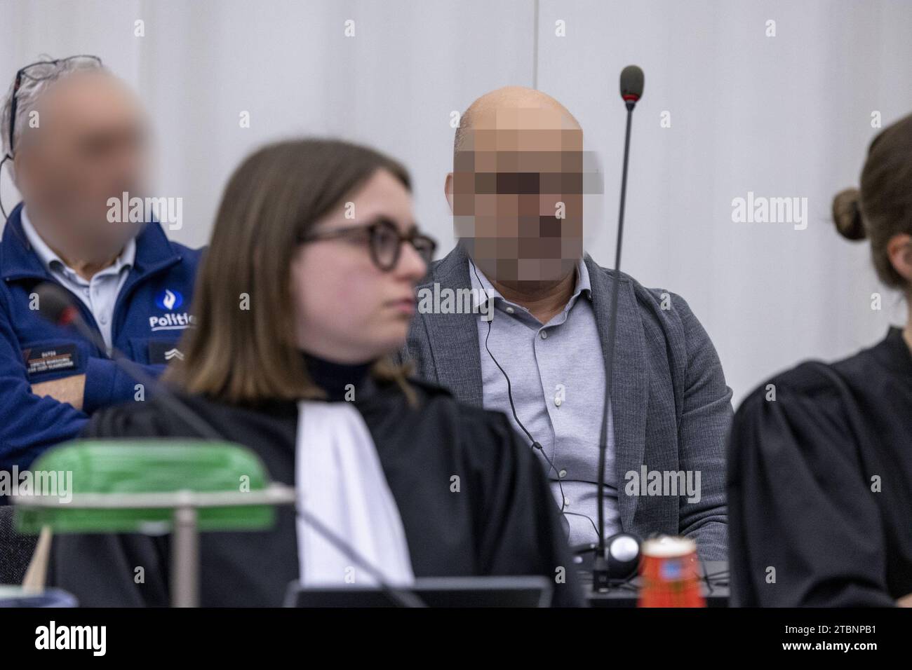 Gent, Belgio. 8 dicembre 2023. Accusato Hotaj Erjon nella foto durante la sessione costitutiva della giuria per il processo a Hotaj e Murati, davanti alla Corte d'Assise delle Fiandre orientali a Gent venerdì 8 dicembre 2023. Due uomini albanesi, Hotaj e Murati, sono accusati di aver ucciso il loro connazionale Festim Kalaj, in una pianta di cannabis a Zwalm, nel 2019. Il suo corpo è stato recuperato dal Ringvaart a Lievegem 10 giorni dopo essere stato ucciso. BELGA PHOTO NICOLAS MAETERLINCK Credit: Belga News Agency/Alamy Live News Foto Stock