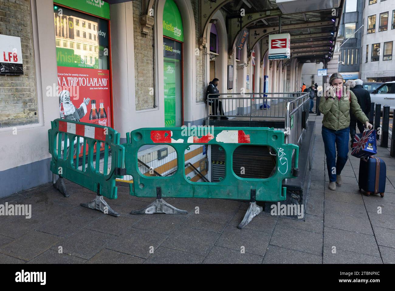 Londra, Regno Unito. 6 dicembre 2023. Le barriere in plastica bloccano l'ingresso della metropolitana all'esterno della stazione di Charing Cross a Londra. L'unione dei macchinisti, ASLEF, ha lanciato l'ultima tornata di azioni industriali nella sua lunga e aspra controversia con 14 operatori ferroviari inglesi per quanto riguarda le retribuzioni e gli accordi di lavoro. (Foto di Tejas Sandhu/SOPA Images/Sipa USA) credito: SIPA USA/Alamy Live News Foto Stock