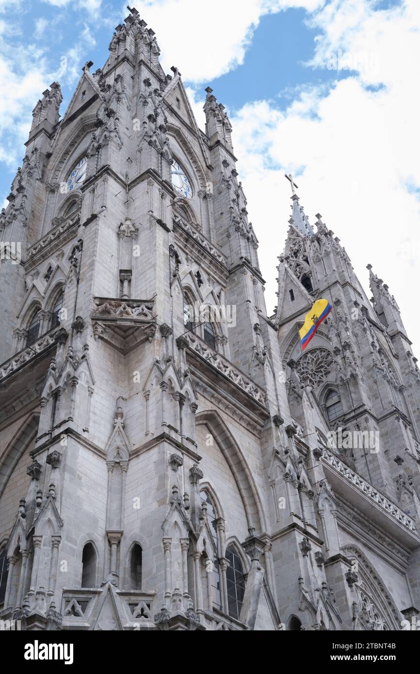 Torri della Basilica del voto Nazionale a Quito Foto Stock