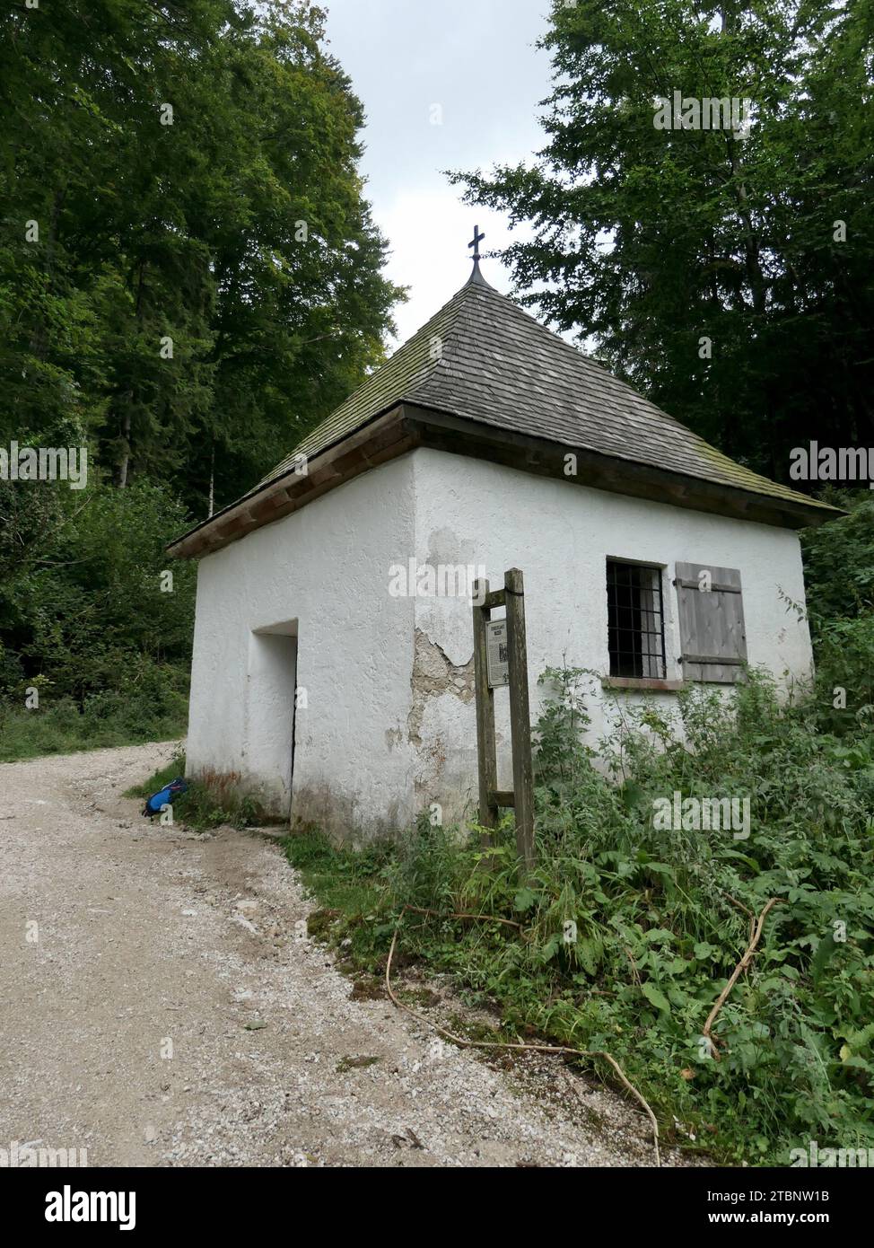 St Gilgen, Austria. 30 agosto 2023. L'acqua miracolosa, che gli indovini descrivono come avente una forte rotazione in senso orario, si innalza da una sorgente che si dice risalga a San Wolfgang e intorno al quale fu costruita una cappella lungo il percorso di pellegrinaggio sul Falkenstein sul lago Wolfgangsee nel Salzkammergut in Austria. Il Salzkammergut è la capitale della cultura 2024. Crediti: Beate Schleep/dpa/Alamy Live News Foto Stock