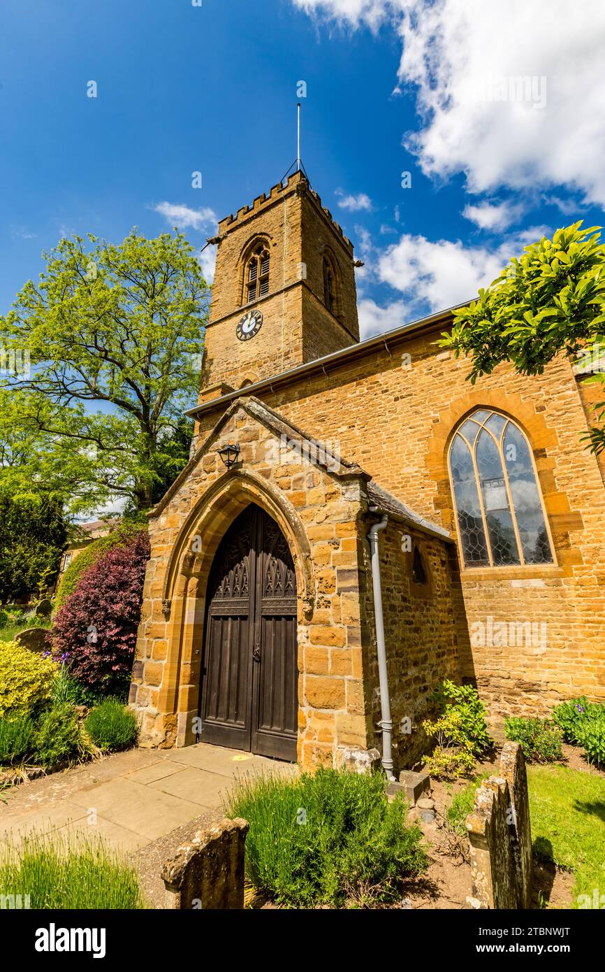 Vista esterna della chiesa di St Peter & St Paul Abington a Northampton, Inghilterra, Regno Unito Foto Stock