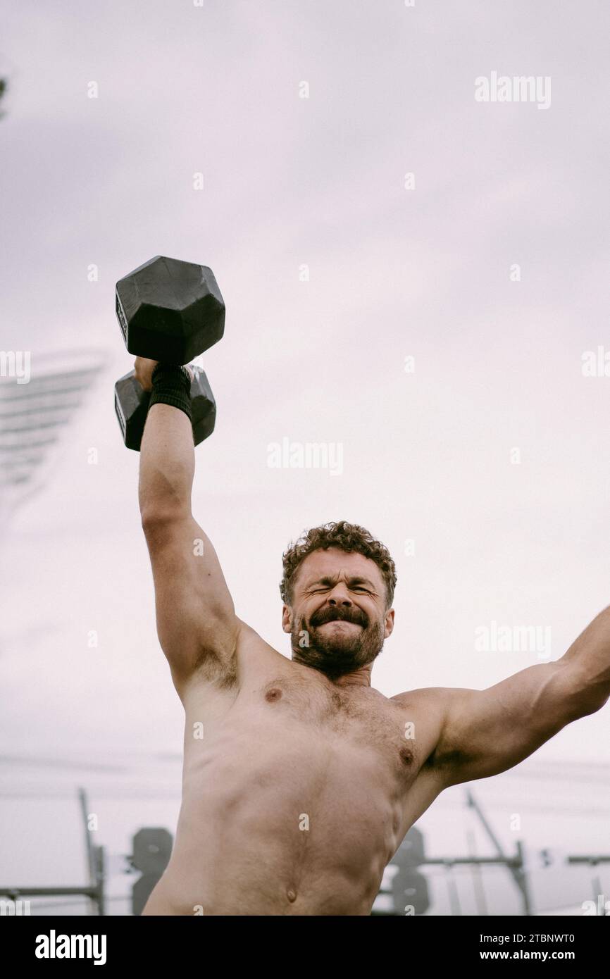Concorso CrossFit - uomo. Un uomo solleva un manichino. Foto Stock