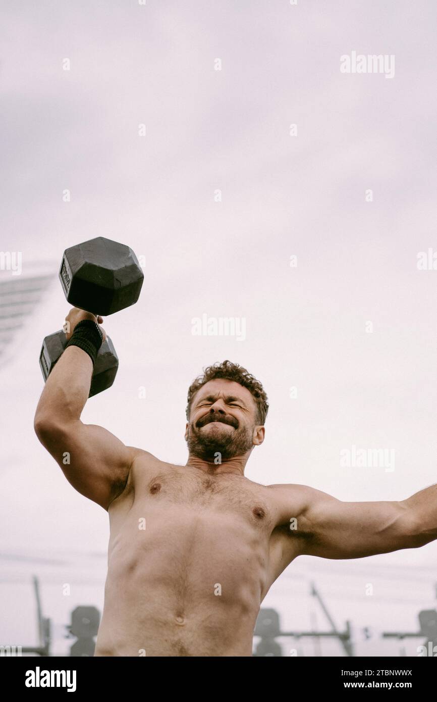 Concorso CrossFit - uomo. Un uomo solleva un manichino. Foto Stock