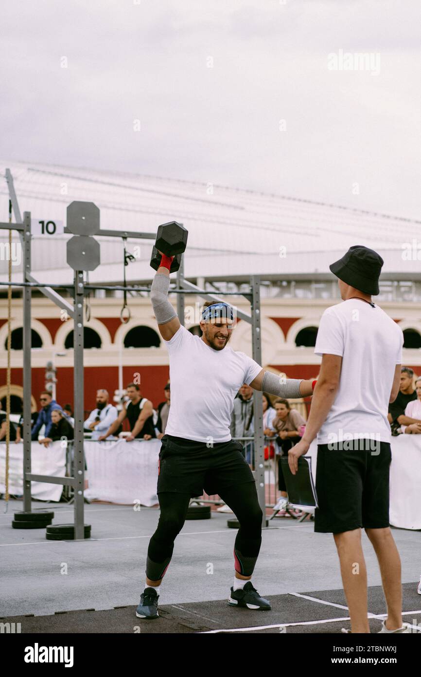 Concorso CrossFit - uomo. Un uomo solleva un manichino. Foto Stock