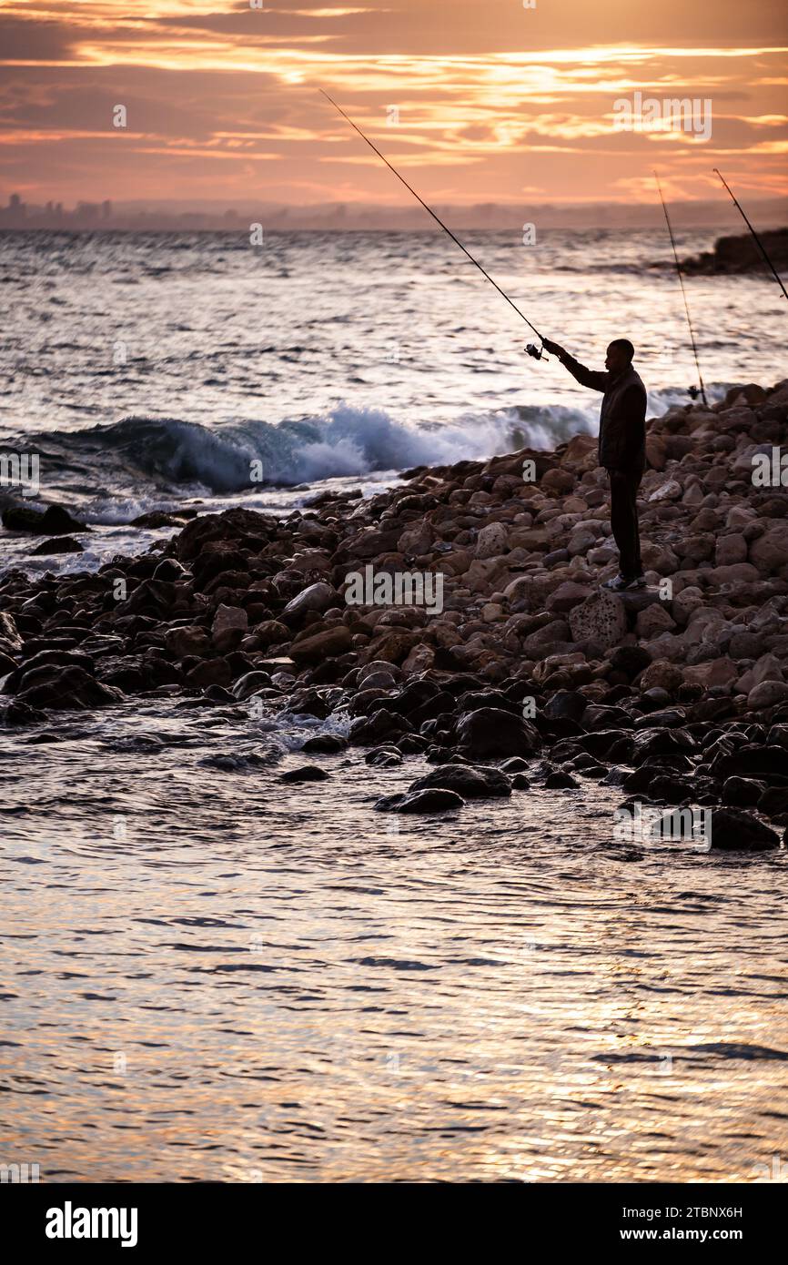 Pescatore al tramonto a Villajoyosa Foto Stock