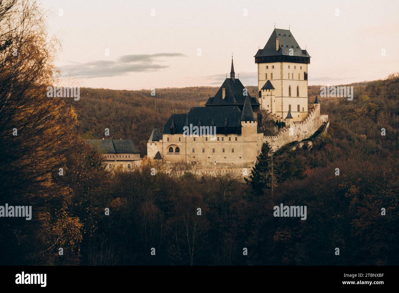 Castello di Karlštejn nella Repubblica Ceca all'alba, in autunno Foto Stock