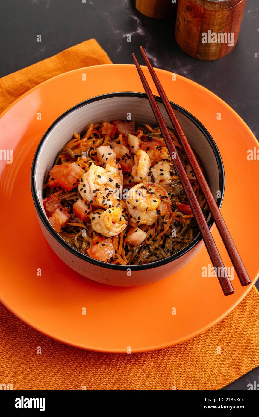Tagliatelle asiatiche di grano saraceno con verdure, salsa e gamberi Foto Stock