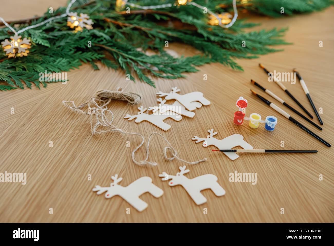 Utensili per la creazione di ornamenti fai-da-te per renne su un tavolo festivo Foto Stock