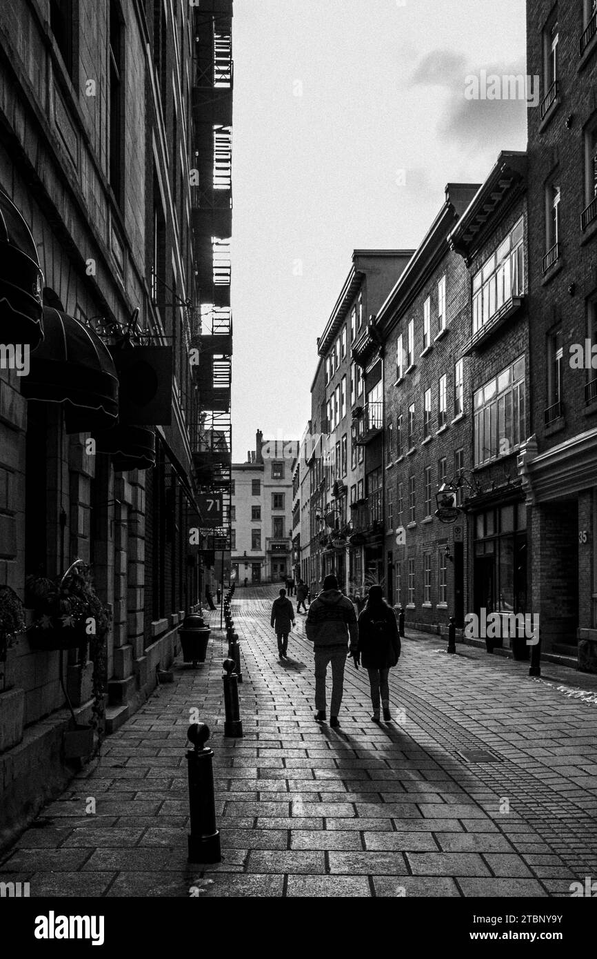 La gente cammina lungo la strada acciottolata di Quebec, Canada in inverno Foto Stock
