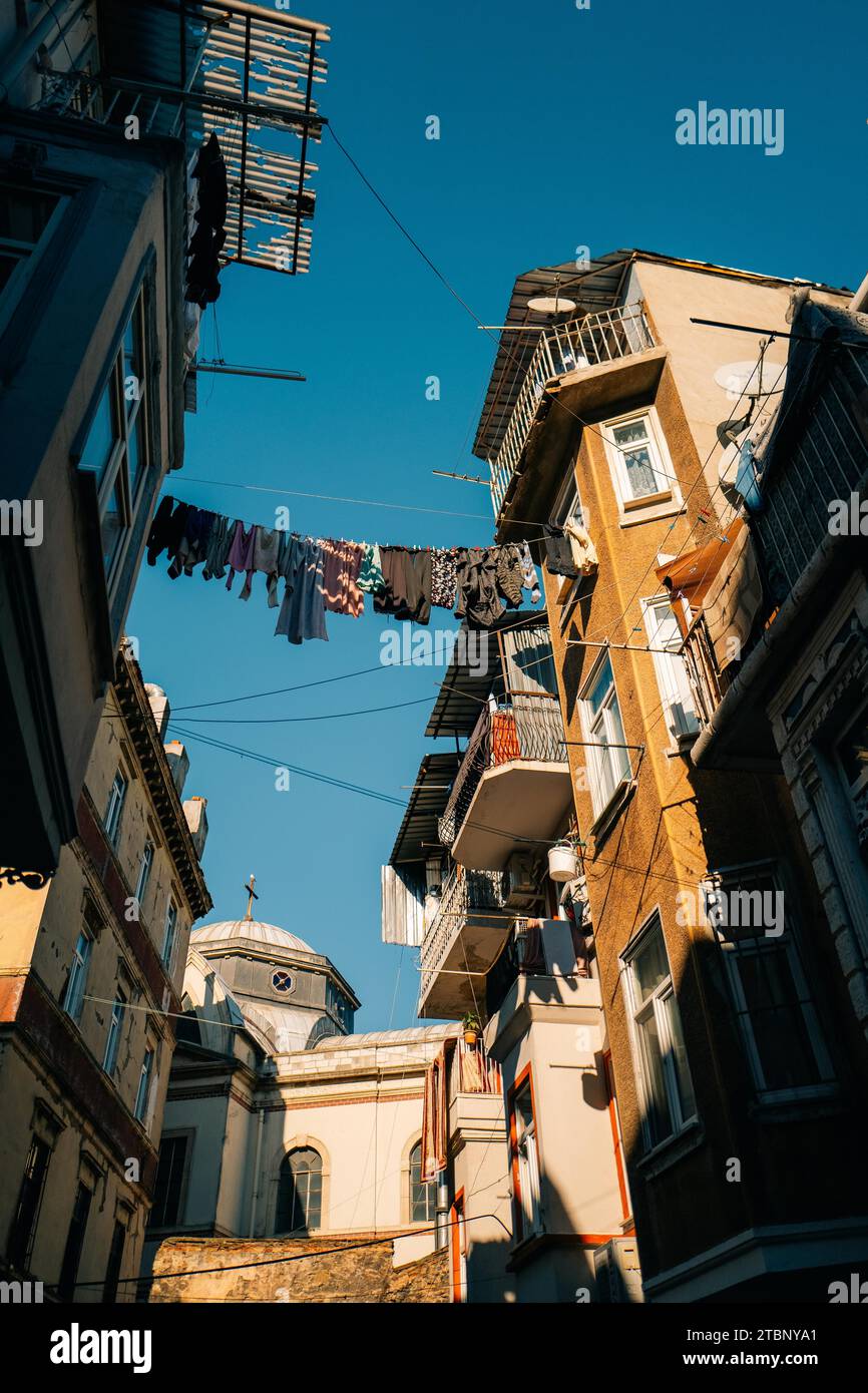 Vestiti che si asciugano fuori alla luce del sole a Istanbul, Türkiye Foto Stock