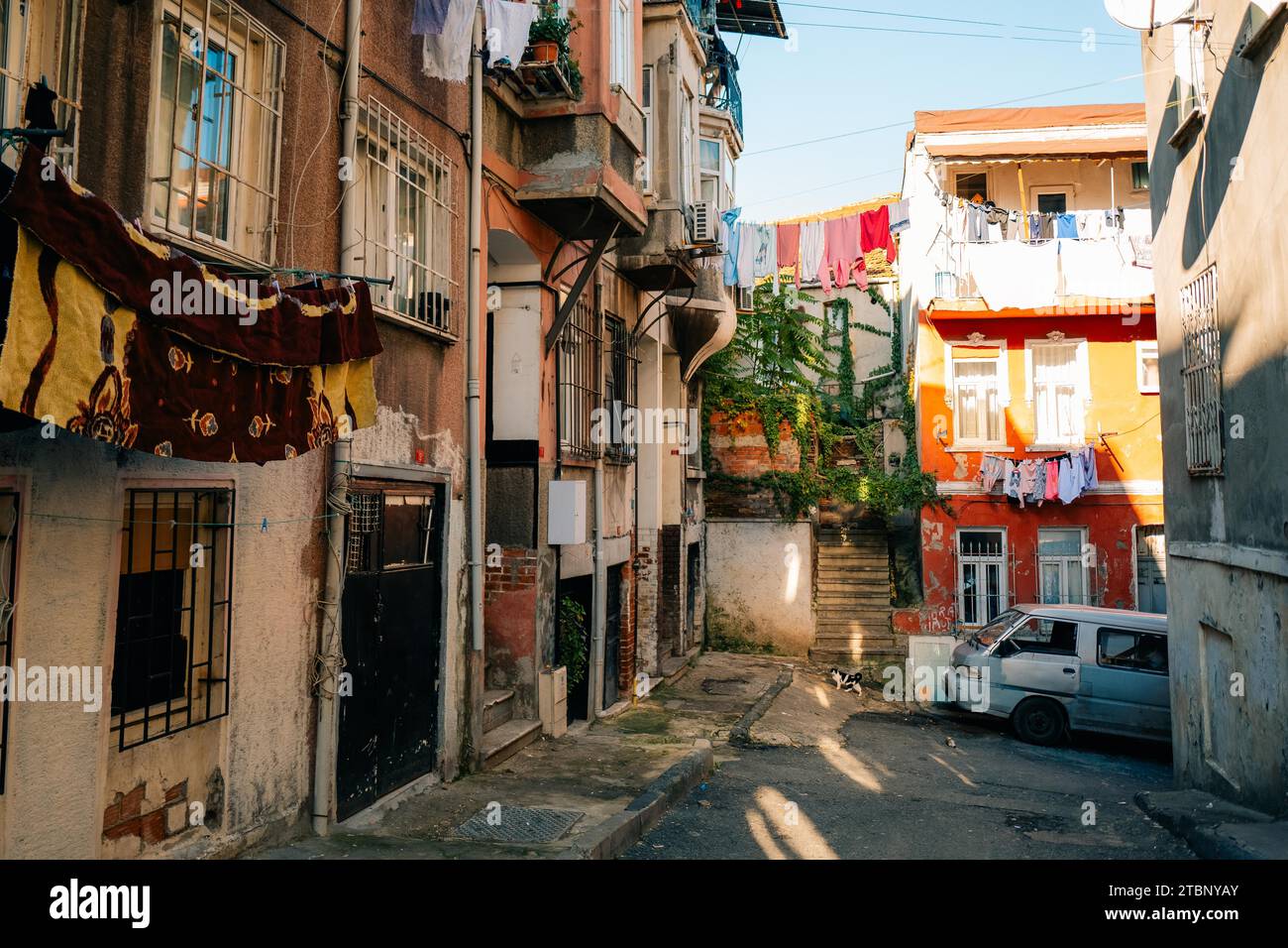 Asciugatura della lavanderia all'aperto alla luce del sole a Istanbul, Türkiye Foto Stock