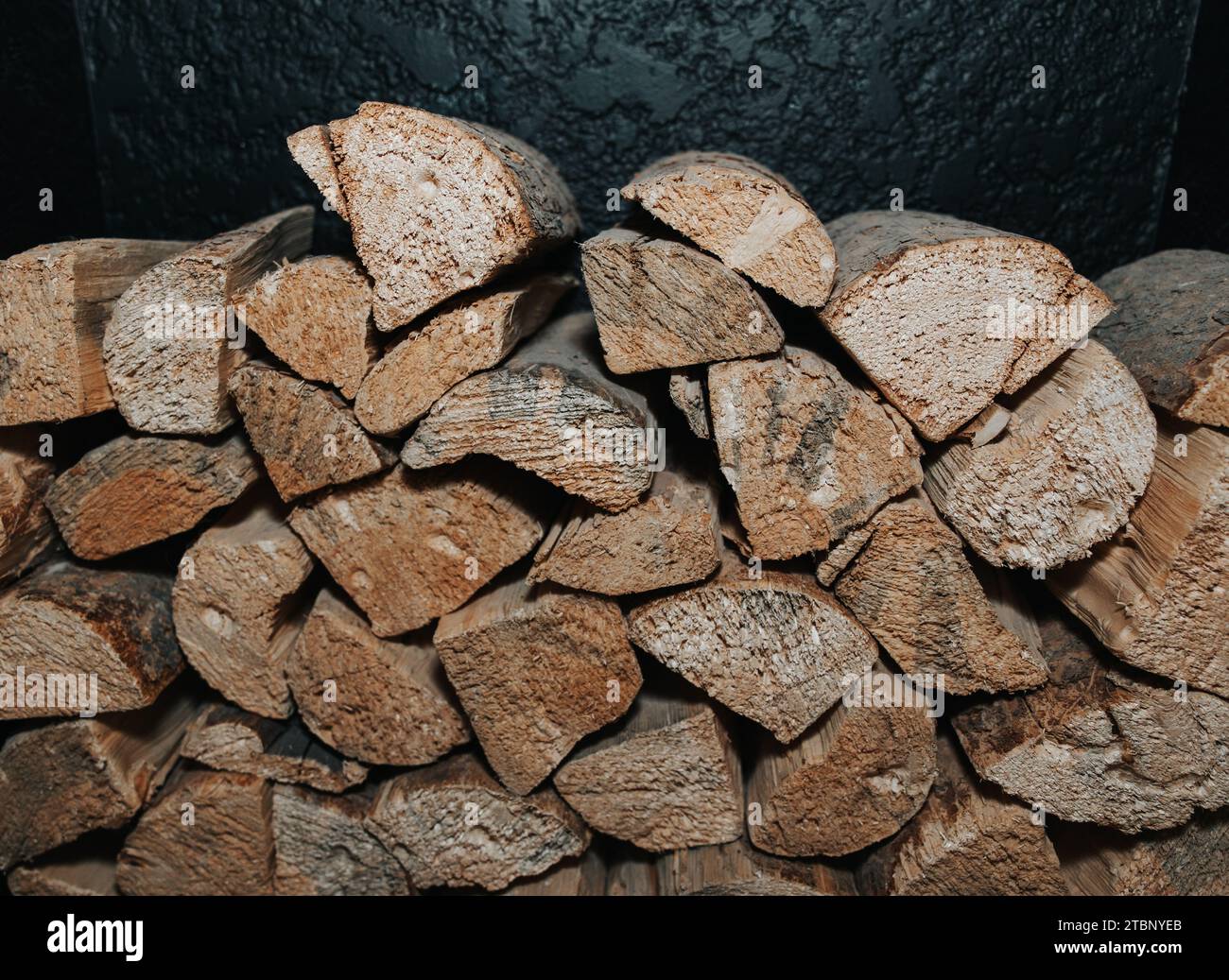 Primo piano di legno impilato nel caminetto Foto Stock