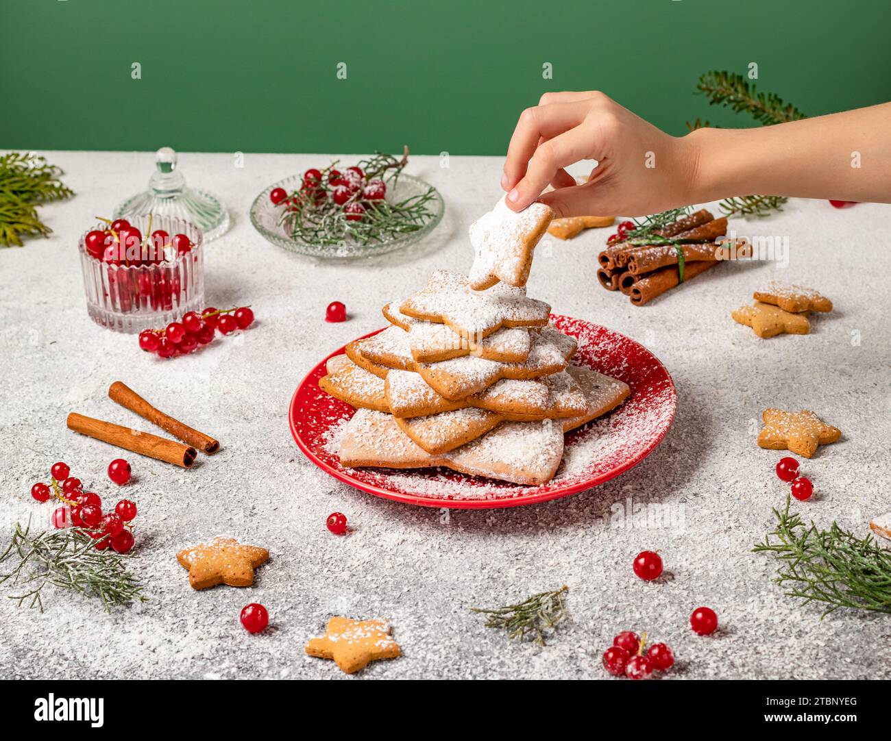 Sfondo natalizio. Fare l'albero del nuovo anno dalle stelle di Gingerbread. Foto Stock