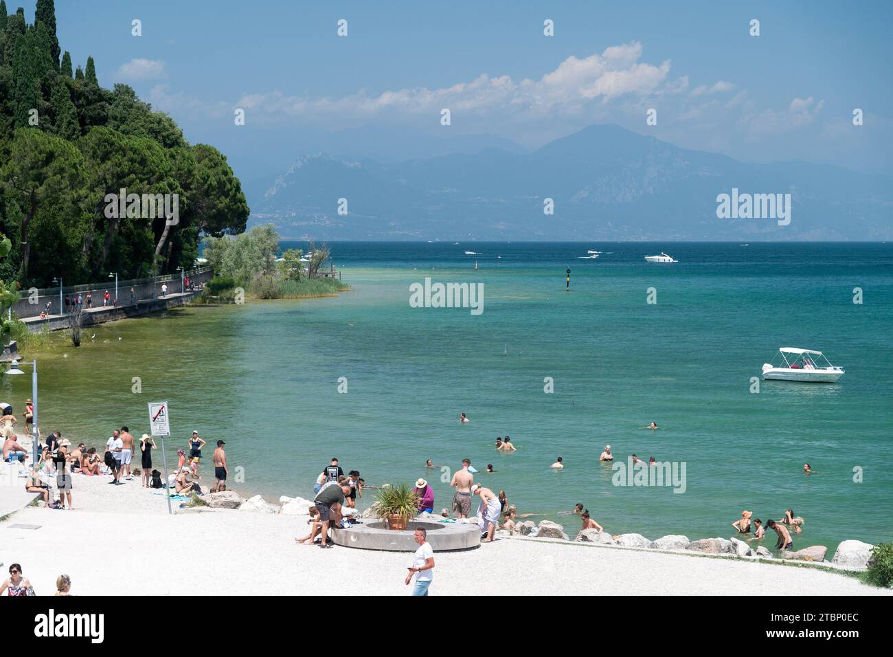 Spiaggia del prete (prete Beach) sul Lago di Garda (Lago di Garda) a Sirmione, provincia di Brescia, Lombardia, Italia © Wojciech Strozyk / Alamy Stock Phot Foto Stock