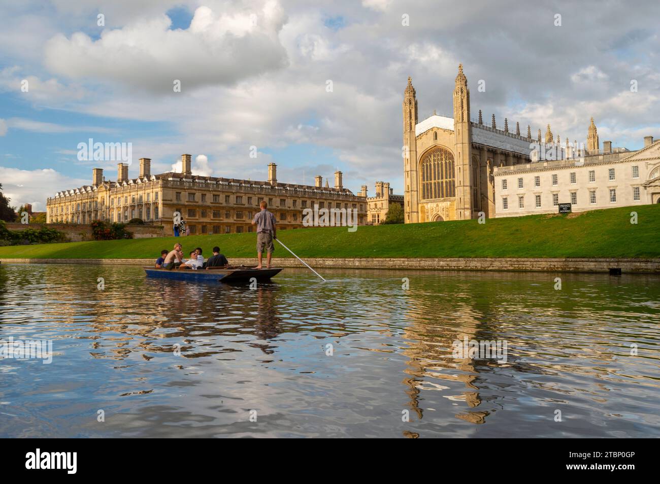 Punting sul fiume Cam nella città universitaria di Cambridge, Cambridgeshire, Inghilterra. Autunno (settembre) 2023. Foto Stock