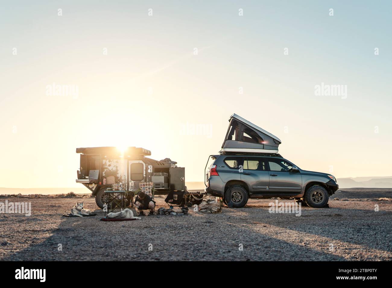 Campeggio per veicoli fuoristrada al tramonto nel deserto Foto Stock