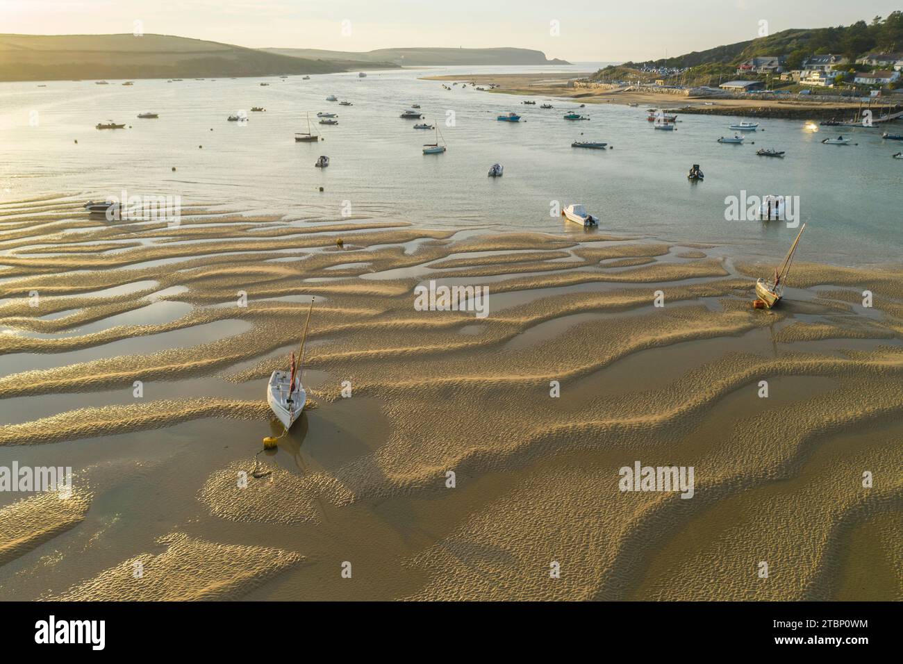 Barche sull'estuario dei cammelli a Rock, North Cornwall, Inghilterra. Estate (agosto) 2022. Foto Stock