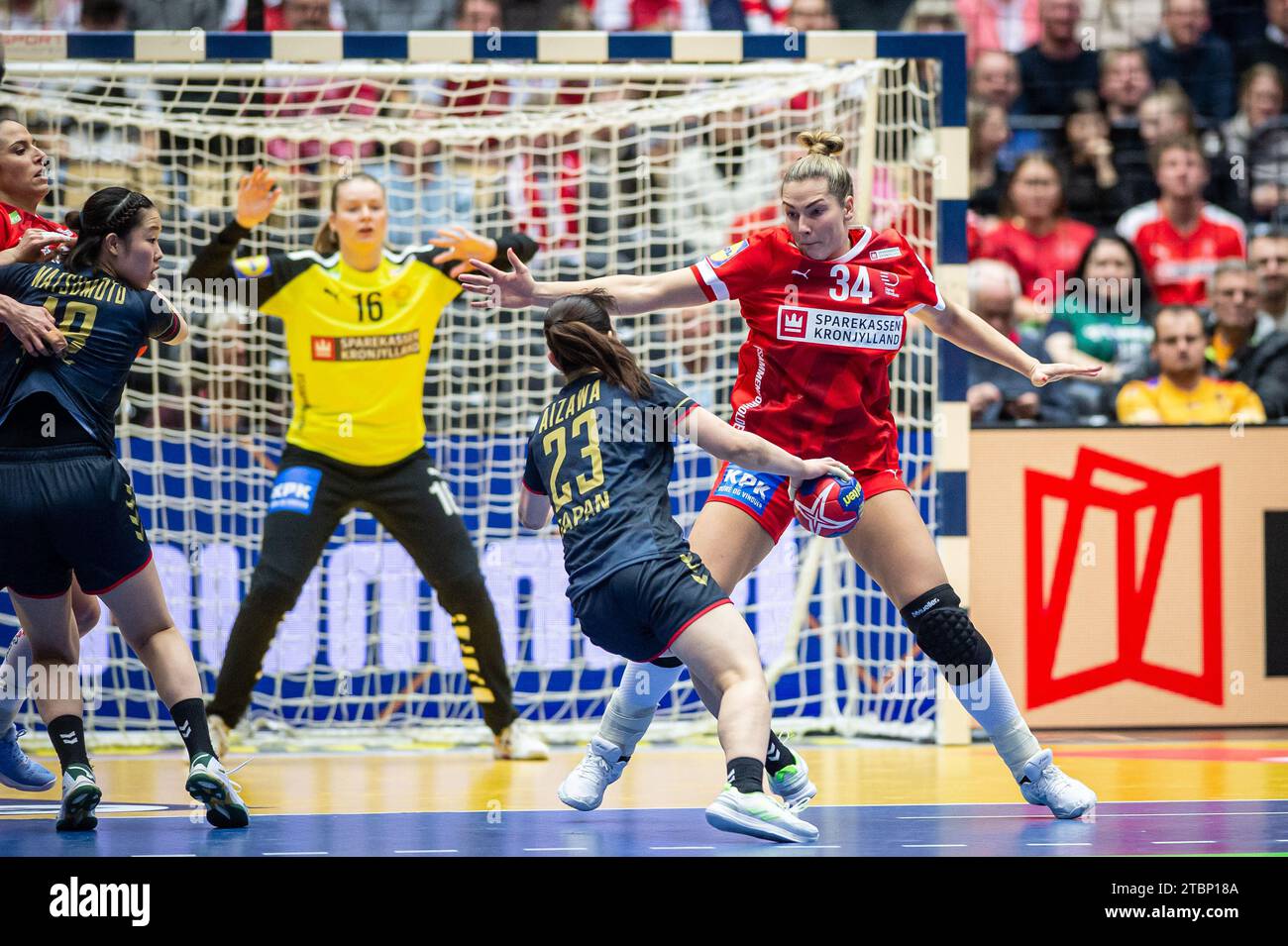 Herning, Danimarca. 7 dicembre 2023. Rikke Iversen (34) della Danimarca e Natsuki Aizawa (23) del Giappone, viste durante la partita del campionato mondiale di pallamano IHF 2023 tra Danimarca e Giappone al Jyske Bank Boxen di Herning. (Foto: Gonzales Photo/Alamy Live News Foto Stock