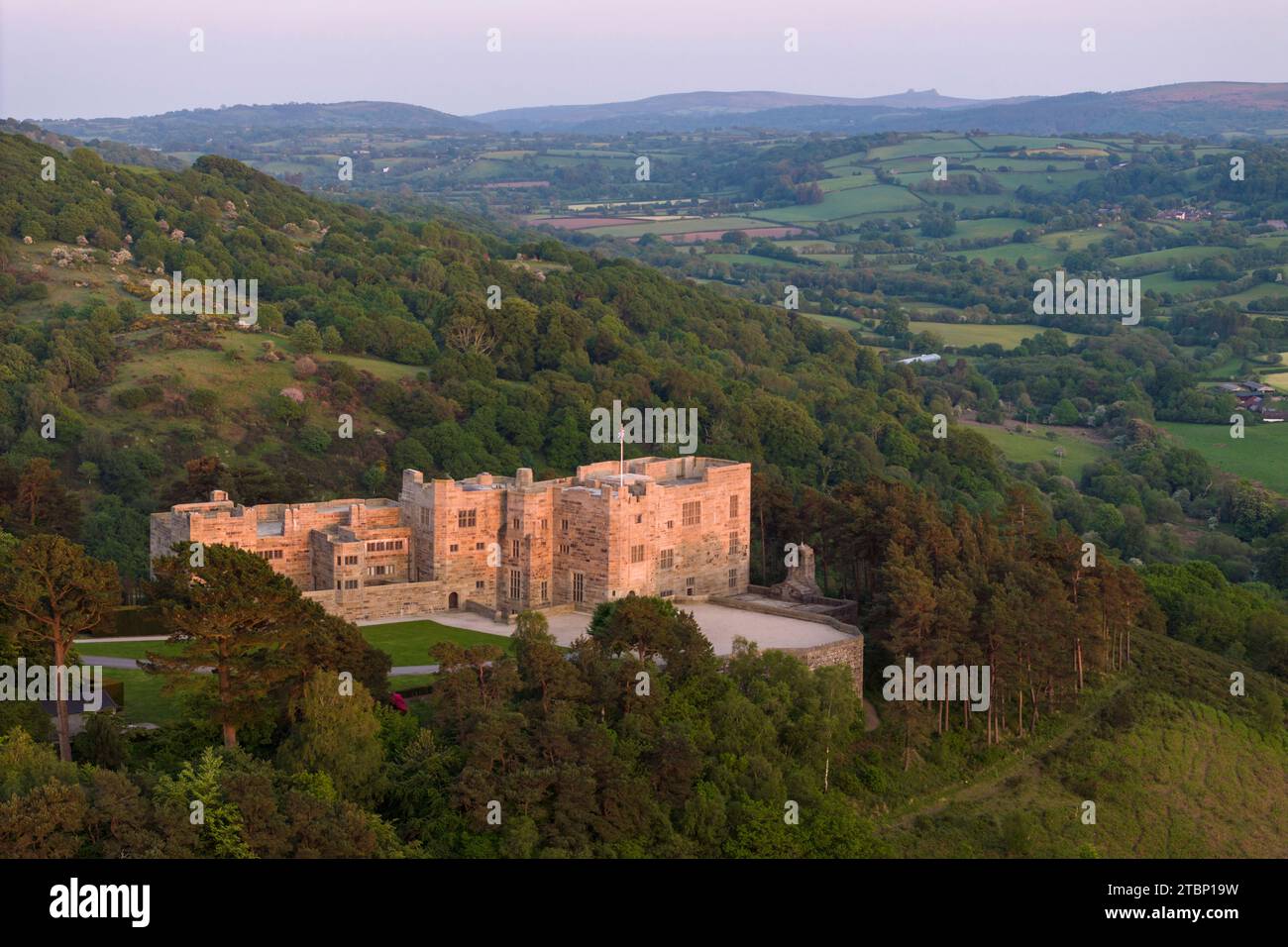 Castle Drogo in una soleggiata serata primaverile, Dartmoor, Devon, Inghilterra. Primavera (maggio) 2023. Foto Stock