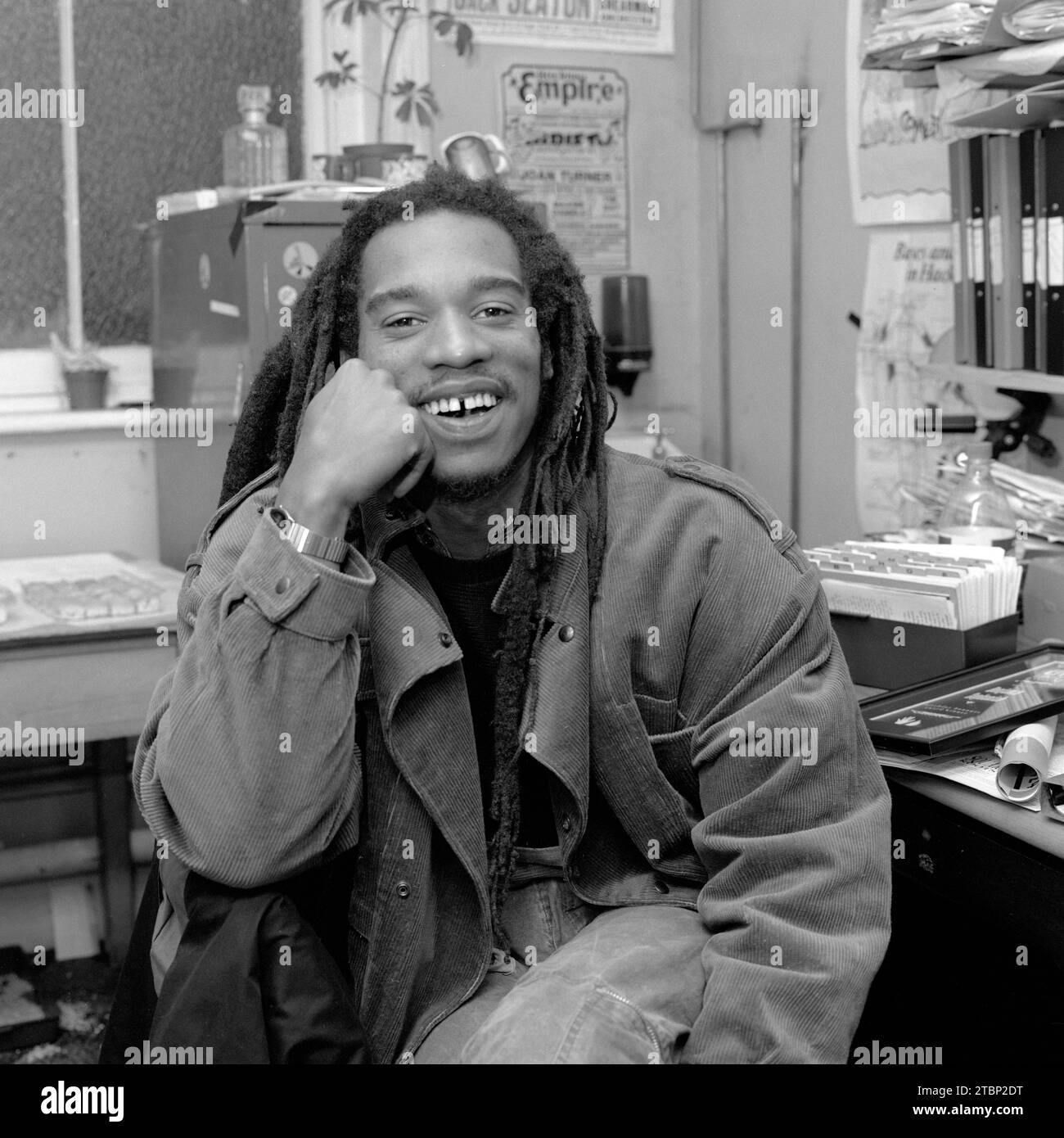 Poeta Benjamin Zephaniah dietro le quinte dell'Hackney Empire, Londra. Si trova in uno spogliatoio che è raddoppiato come ufficio a un concerto di beneficenza nel 1987. Foto Stock