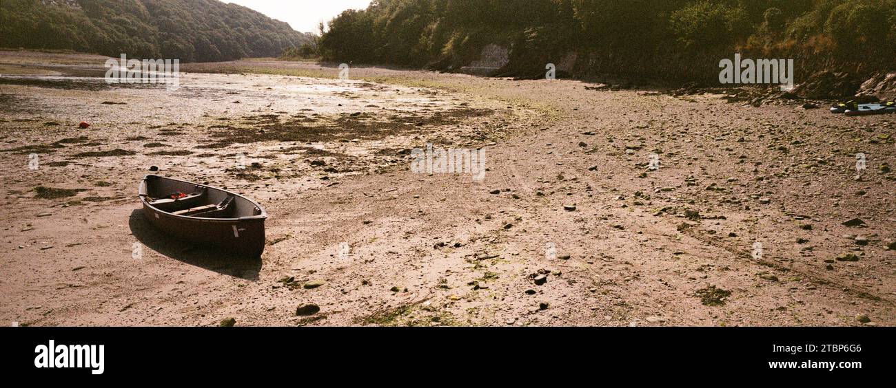 Una canoa con spiaggiamento a St-Anthony-in-Meneage, in Cornovaglia. Un panorama cinematografico di 35 mm girato su Fujicolor con Hasselblad Xpan. Foto Stock