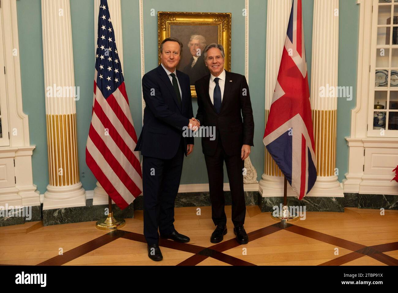 Washington, Stati Uniti. 7 dicembre 2023. Il Segretario di Stato degli Stati Uniti Antony Blinken, Right, dà il benvenuto al nuovo Segretario degli Esteri britannico David Cameron per un incontro bilaterale presso il Dipartimento di Stato, il 7 dicembre 2023 a Washington, DC Credit: Chuck Kennedy/Dipartimento di Stato degli Stati Uniti/Alamy Live News Foto Stock