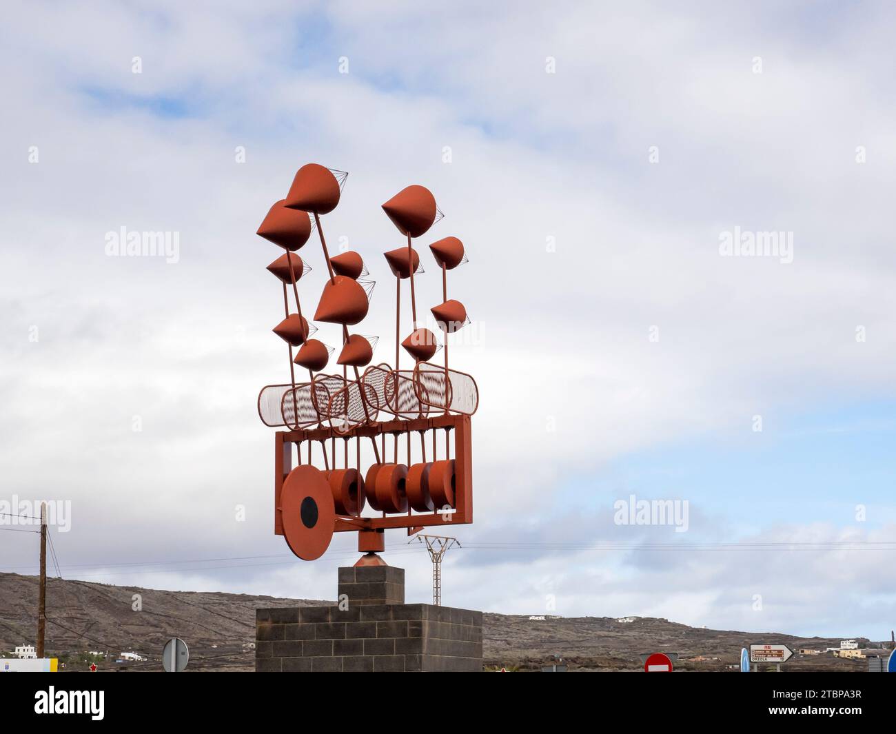 Una scultura di vento su una rotatoria ad Arrieta di Cesar Manrique, a Lanzarote, Isole Canarie. Foto Stock